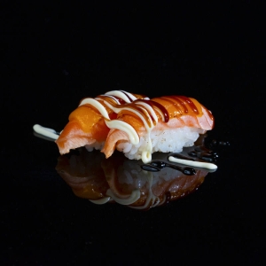 246.NIGIRI DE SALMON CON CHEDDAR 2u