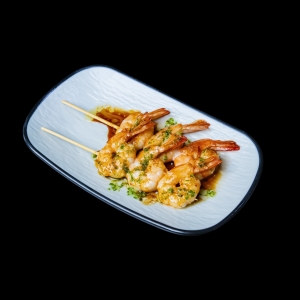76.BROCHETA DE GAMBONES A LA PLANCHA 4u