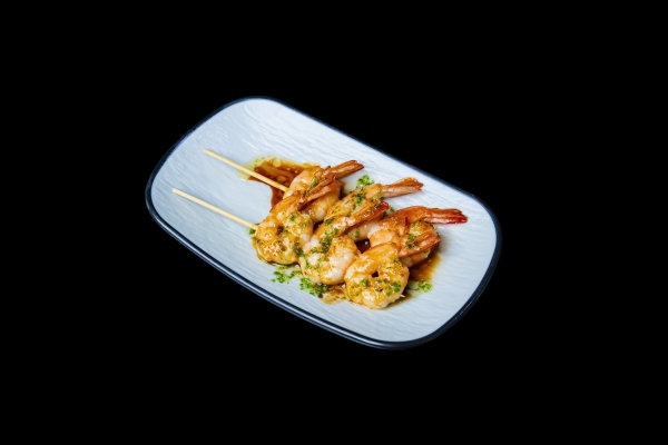 76.BROCHETA DE GAMBONES A LA PLANCHA 4u